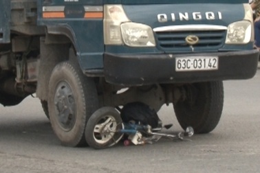 Thoát chết hy hữu sau khi bị văng vào gầm xe tải