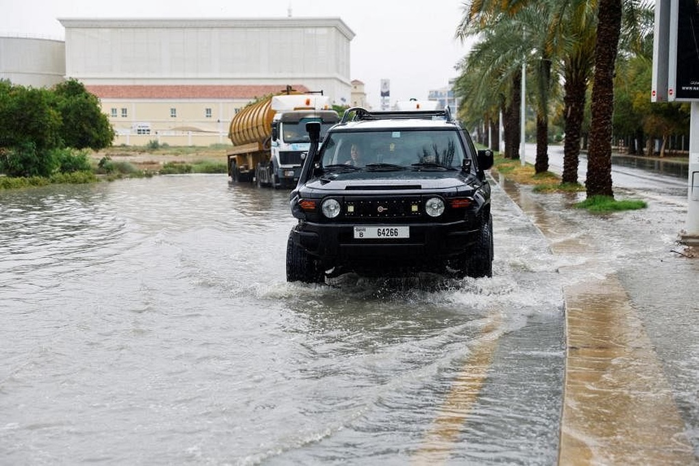 Mưa lớn gây ngập lụt nghiêm trọng, UAE đóng cửa các trường học, văn phòng - 1