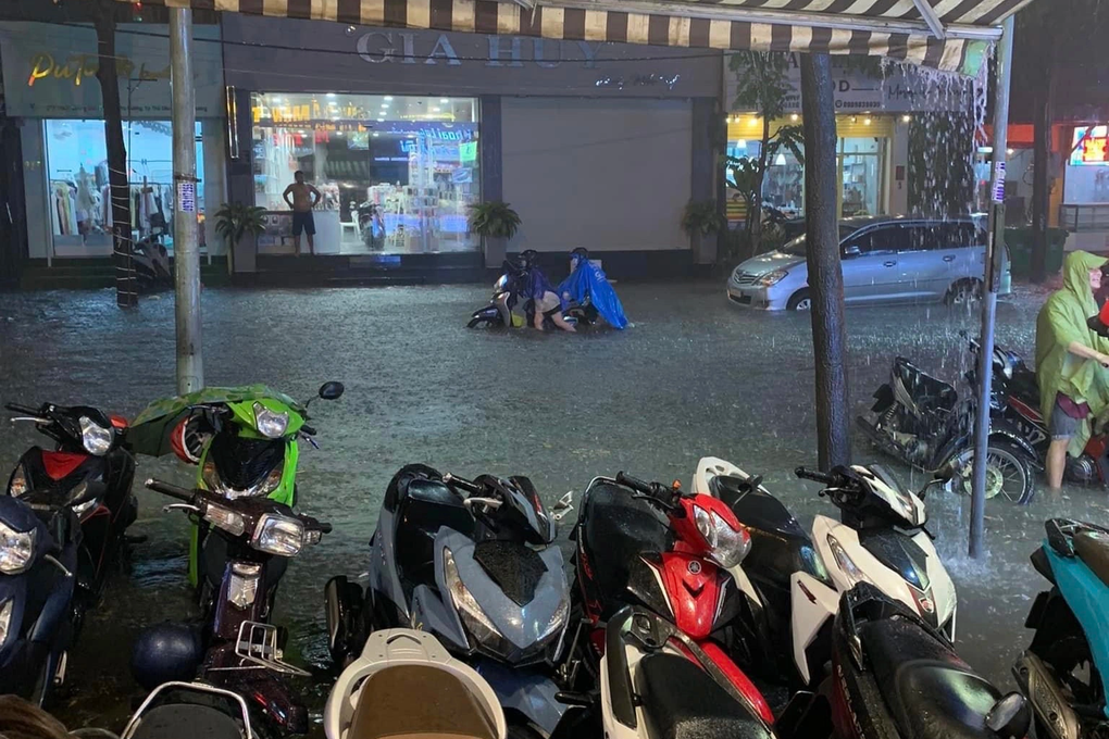 Mưa lớn kéo dài ở Bình Dương, nhiều nơi ngập đến yên xe - 5 Mưa lớn kéo dài ở Bình Dương, nhiều nơi ngập đến yên xe - 5
