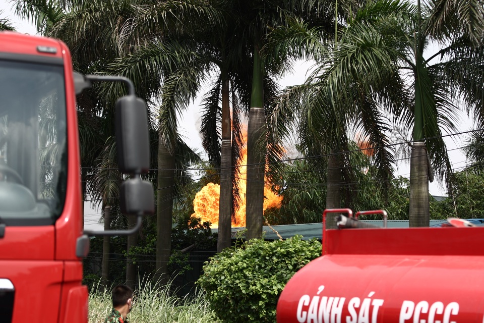 Hà Nội: Cháy lớn gần tổng kho xăng dầu, thùng hóa chất văng xa trăm mét - 2 Hà Nội: Cháy lớn gần tổng kho xăng dầu, thùng hóa chất văng xa trăm mét - 2