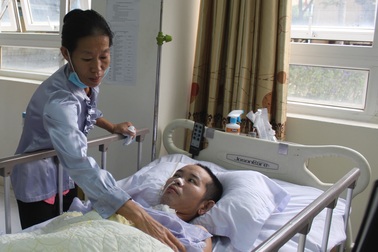 Khốn cùng cảnh vợ chăm chồng chấn thương sọ não không có nổi bát cơm ăn