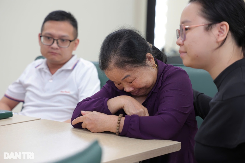 Đạo diễn Pháp gặp mẹ Việt: Mẹ đừng khóc, dành nụ cười ngày hội ngộ - 5 Đạo diễn Pháp gặp mẹ Việt: Mẹ đừng khóc, dành nụ cười ngày hội ngộ - 5