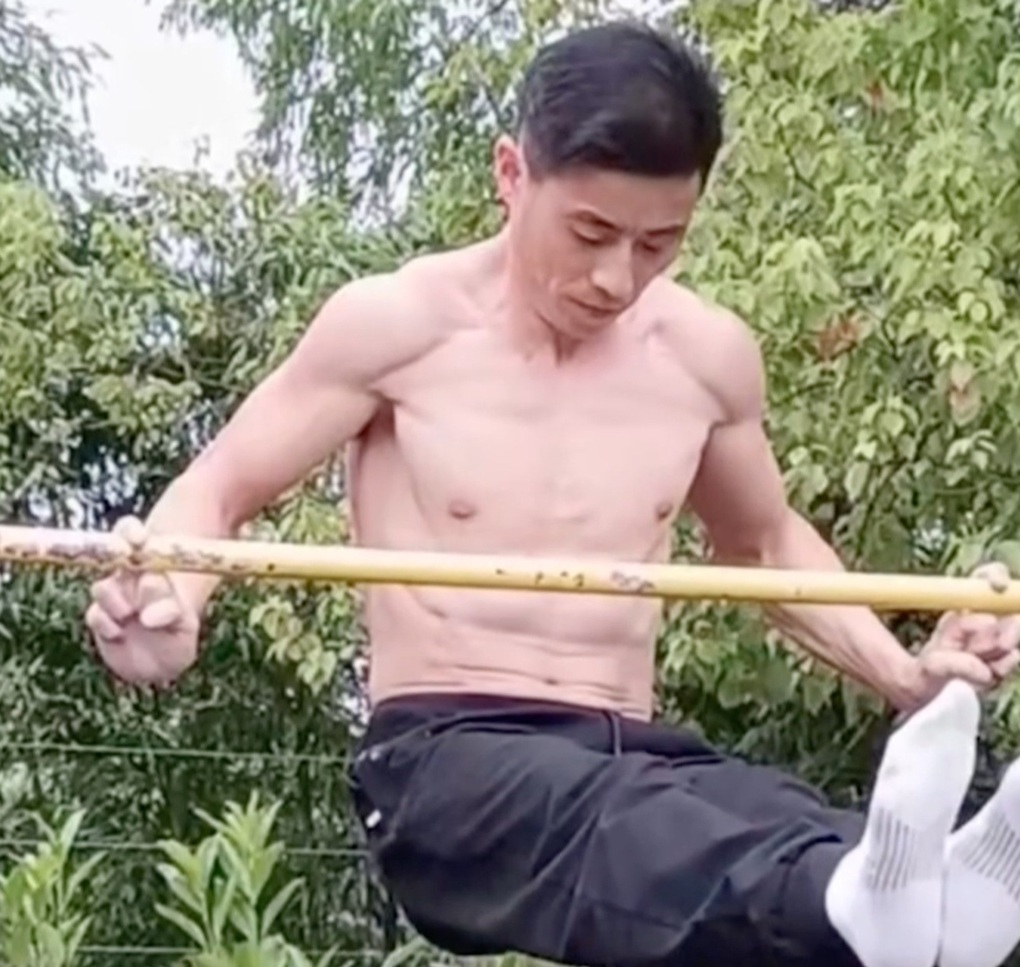 Ông chú bán cá 50 tuổi khoe cơ bụng 8 múi, bí quyết tập luyện không tưởng - 1 Ông chú bán cá 50 tuổi khoe cơ bụng 8 múi, bí quyết tập luyện không tưởng - 1