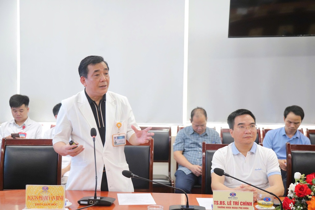 Phẫu thuật cắt tử cung, chữa ung thư không một vết rạch - 2 Phẫu thuật cắt tử cung, chữa ung thư không một vết rạch - 2
