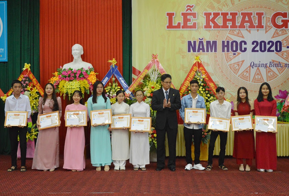 Trường Đại học Quảng Bình chào đón hơn 1.400 tân sinh viên ở các hệ đào tạo - 2 Trường Đại học Quảng Bình chào đón hơn 1.400 tân sinh viên ở các hệ đào tạo - 2
