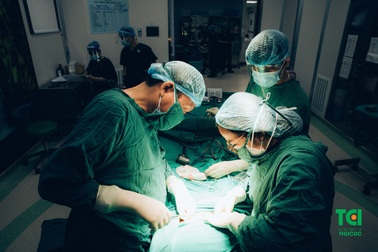 Cứu sống thai nhi bị 5 vòng dây rốn quấn cổ