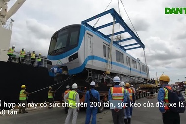 Dàn xe siêu khủng chở tàu metro số 1