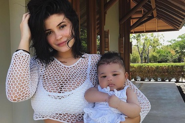 Nữ tỷ phú Hollywood giải thích việc giữ kín chuyện “bầu bí”