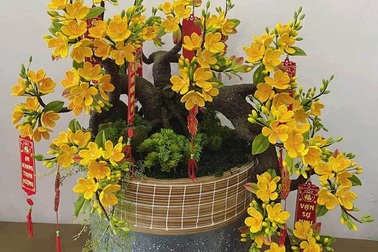 Độc và lạ: Hoa chưng Tết làm từ những chất liệu không ngờ tới