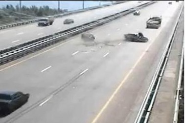 Tai nạn kinh hoàng do đứng sửa xe giữa đường