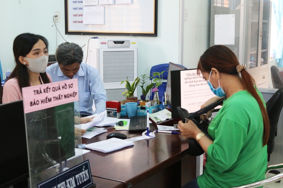 Người lao động tại Long An tấp nập đi làm thủ tục trợ cấp thất nghiệp - 2 Người lao động tại Long An tấp nập đi làm thủ tục trợ cấp thất nghiệp - 2