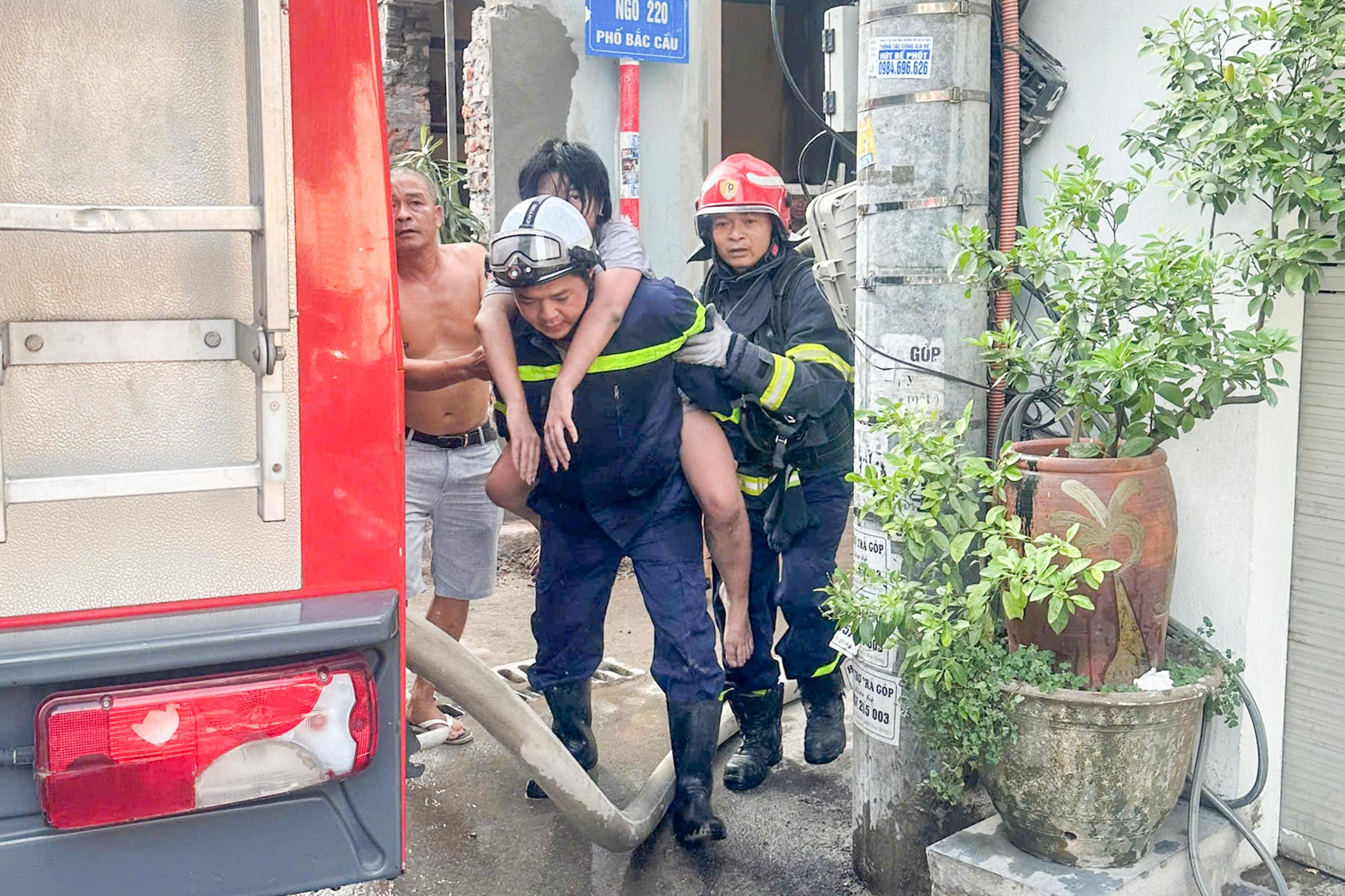 Cảnh sát cứu 3 người mắc kẹt trong vụ cháy nhà ở Hà Nội - 2