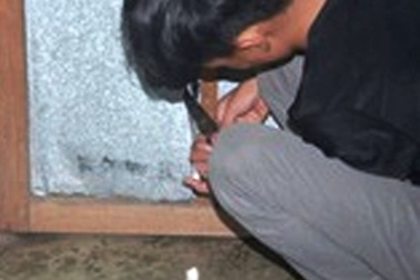 Vờ xin nước chế mì tôm, 2 thanh niên lừa cụ bà lấy trộm gần 18 triệu đồng