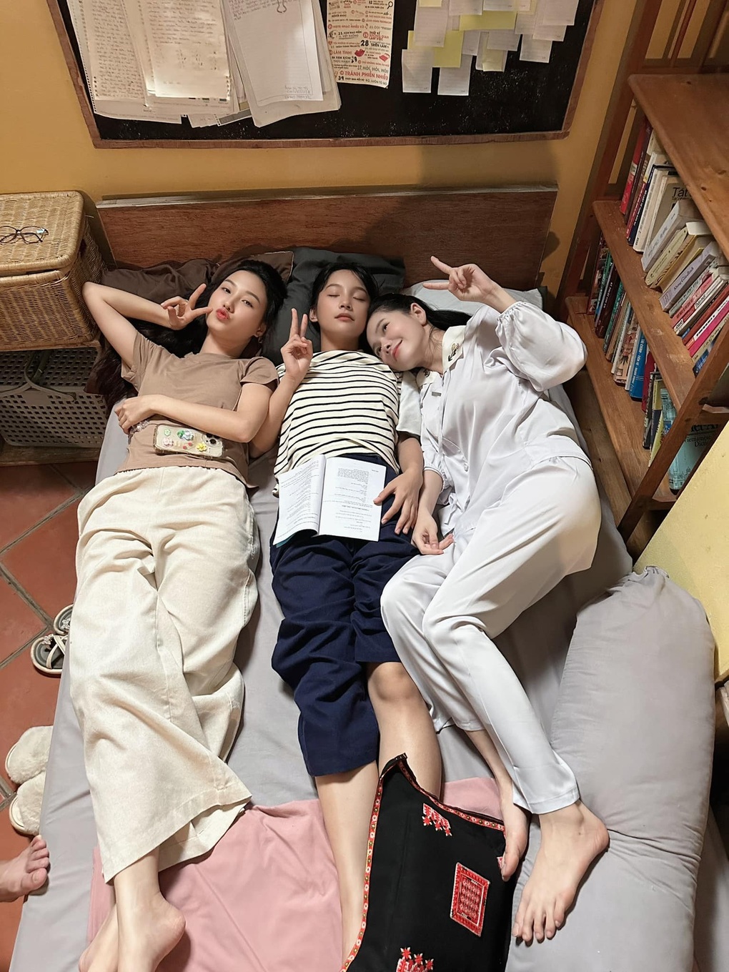 Ê-kíp Đi giữa trời rực rỡ nói gì khi bị tố chưa trả tiền thuê bối cảnh? - 1 Ê-kíp Đi giữa trời rực rỡ nói gì khi bị tố chưa trả tiền thuê bối cảnh? - 1
