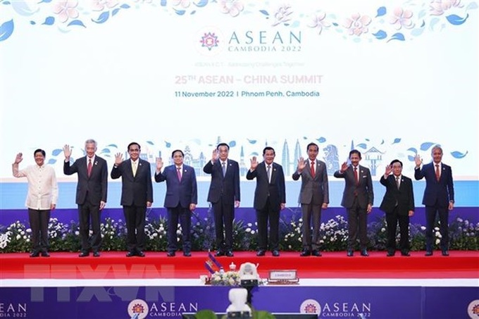 Trưởng đoàn các nước ASEAN và Thủ tướng Trung Quốc Lý Khắc Cường chụp ảnh chung. (Ảnh: Dương Giang/TTXVN).
