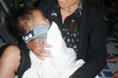 Có hay không chuyện bảo vệ dân phố đấm sưng đầu bé trai 2 tuổi?