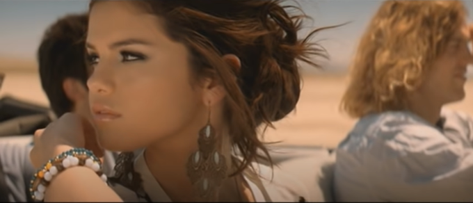 Dành cả thanh xuân để ngồi ở... ghế sau ô tô, Selena Gomez cuối cùng cũng tự mình cầm vô lăng, lái xe trong MV mới rồi cả nhà ơi! - Ảnh 12. Dành cả thanh xuân để ngồi ở... ghế sau ô tô, Selena Gomez cuối cùng cũng tự mình cầm vô lăng, lái xe trong MV mới rồi cả nhà ơi! - Ảnh 12.
