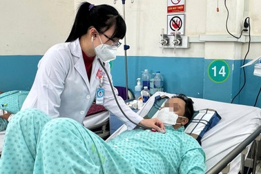 Cấp cứu 16 ca bệnh hiểm vì nhậu nhẹt sa đà: Đau bụng đến "chết đi sống lại"