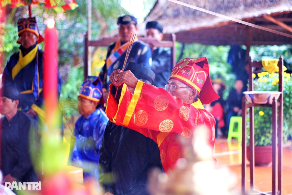 Lễ hội cầu bông ở làng rau hơn 500 tuổi - 2 Lễ hội cầu bông ở làng rau hơn 500 tuổi - 2