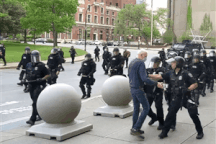 Video cảnh sát Mỹ xô người biểu tình 75 tuổi ngã đập đầu bất tỉnh