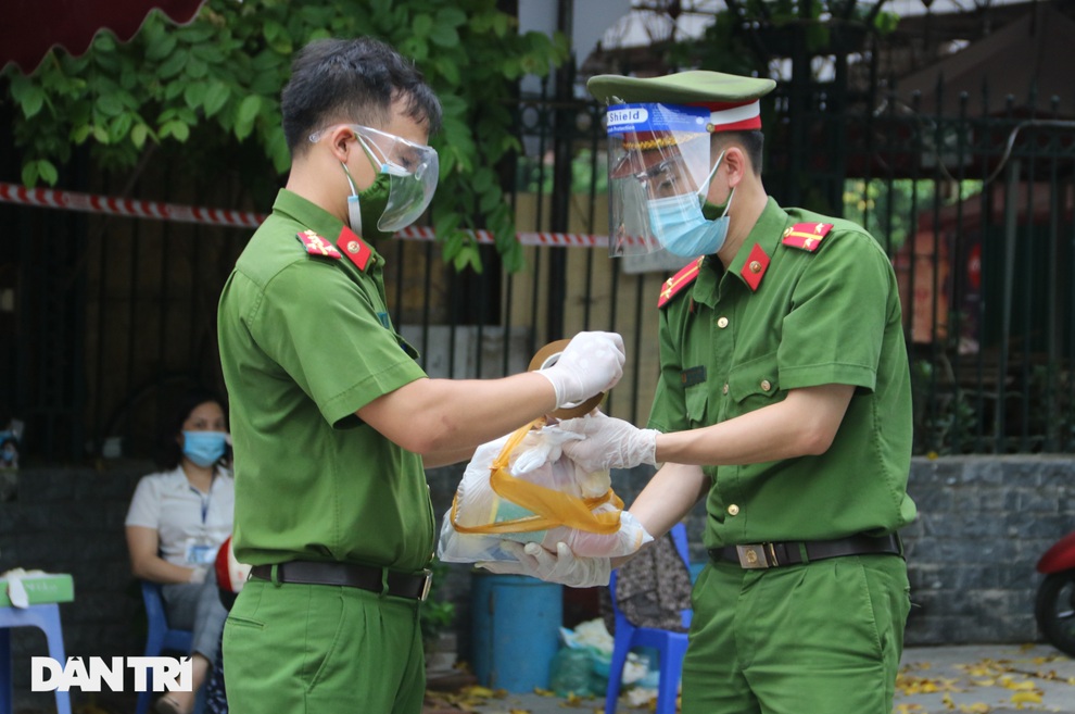 Hà Nội lập rào thép gai, phong tỏa nhiều lớp trên phố Văn Chương - 11 Hà Nội lập rào thép gai, phong tỏa nhiều lớp trên phố Văn Chương - 11