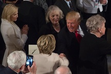 Ông Trump bất ngờ mời quan khách đứng dậy vinh danh bà Clinton tại tiệc trưa