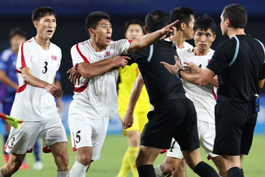 Cầu thủ Triều Tiên quây chặt trọng tài sau trận đấu tranh cãi với Nhật Bản