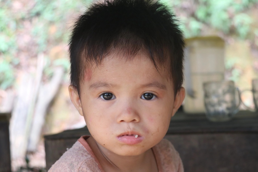 Những đứa trẻ nơi bìa rừng chỉ mong có đủ cơm ăn qua ngày - 7 Những đứa trẻ nơi bìa rừng chỉ mong có đủ cơm ăn qua ngày - 7
