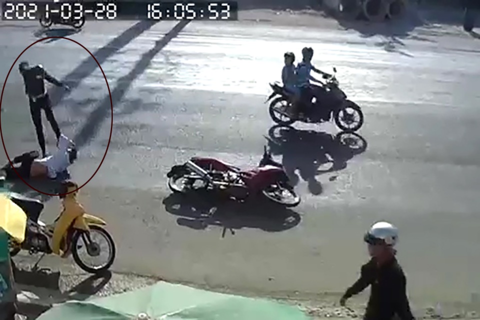 Bất ngờ dừng xe, lao vào hỗn chiến, nam thanh niên bị đánh gục tại chỗ - 4 Bất ngờ dừng xe, lao vào hỗn chiến, nam thanh niên bị đánh gục tại chỗ - 4