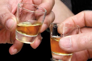 Nhập viện vì bị… chuốc rượu