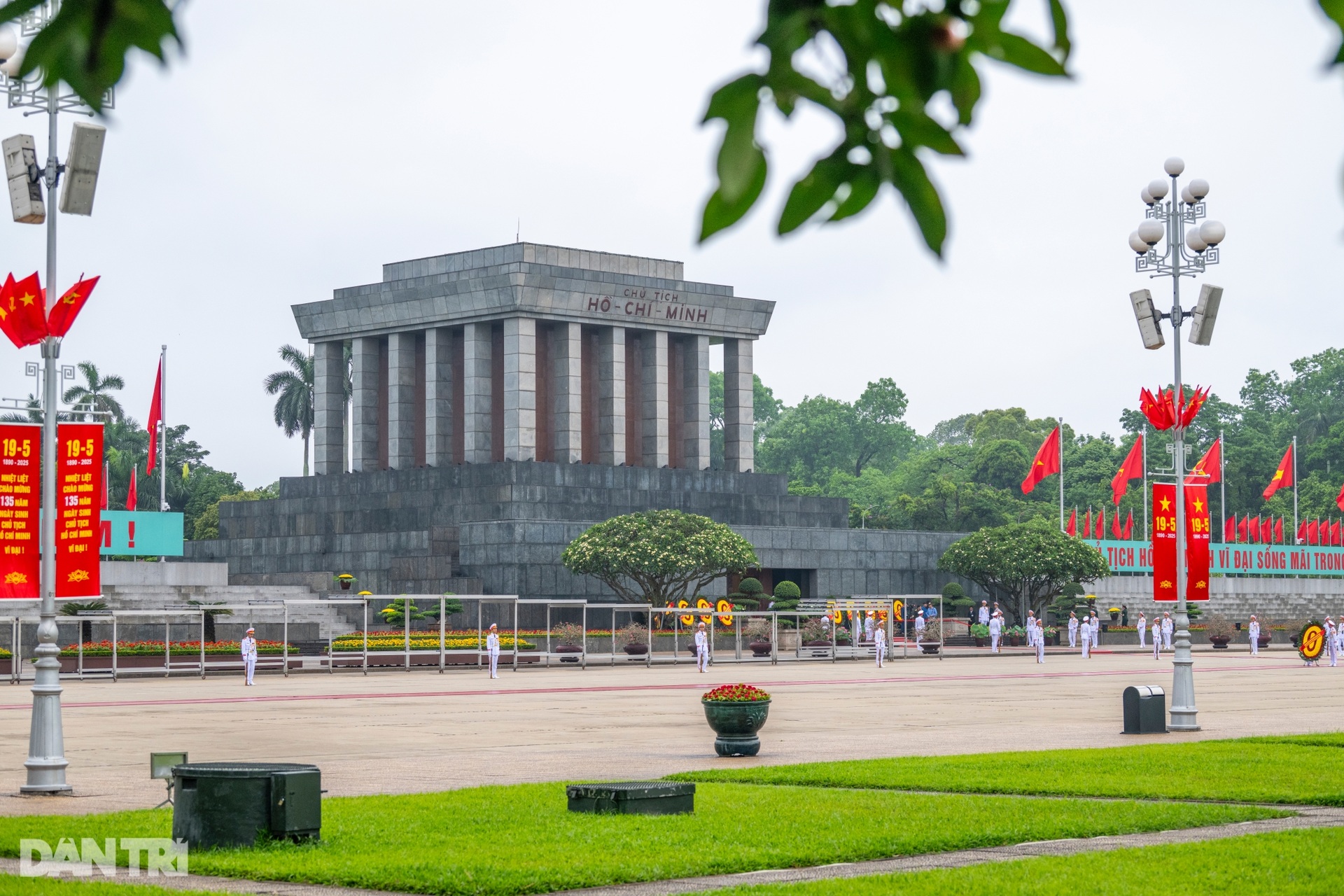 Sáng nay lãnh đạo Đảng, Nhà nước vào Lăng viếng Chủ tịch Hồ Chí Minh - 1 Sáng nay lãnh đạo Đảng, Nhà nước vào Lăng viếng Chủ tịch Hồ Chí Minh - 1