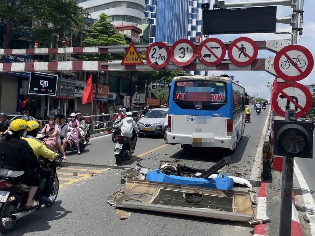 Hà Nội: Xử phạt tài xế điều khiển xe khách đi lên cầu vượt Tây Sơn - 1 Hà Nội: Xử phạt tài xế điều khiển xe khách đi lên cầu vượt Tây Sơn - 1