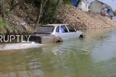Thợ máy Trung Quốc chế tạo thành công ô tô "bơi"