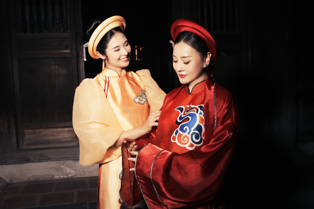 Phương Oanh mang song thai, lần đầu trình diễn áo dài của Hoa hậu Ngọc Hân - 4 Phương Oanh mang song thai, lần đầu trình diễn áo dài của Hoa hậu Ngọc Hân - 4