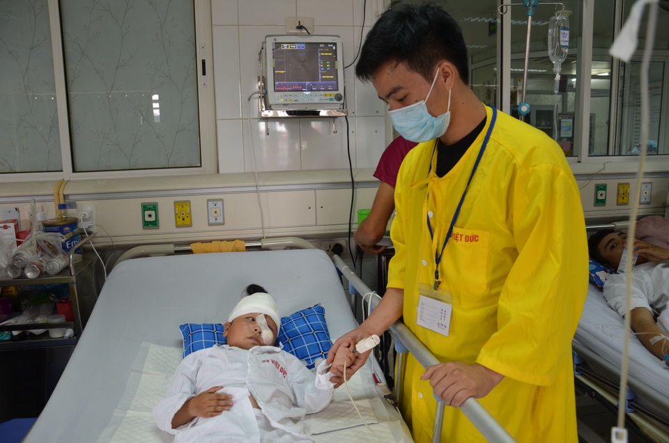 Đau nhói lòng cảnh cô gái 16 tuổi nặng 18kg cầu cứu bạn đọc - 3 Đau nhói lòng cảnh cô gái 16 tuổi nặng 18kg cầu cứu bạn đọc - 3