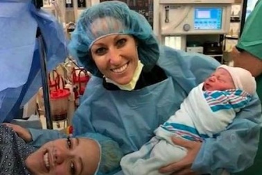 Cặp đồng tính nữ đầu tiên trên thế giới thay phiên nhau mang cùng một thai nhi