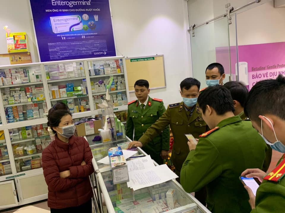 Công an Hà Nội công khai thêm 25 cửa hàng chặt chém người mua khẩu trang - 1 Công an Hà Nội công khai thêm 25 cửa hàng chặt chém người mua khẩu trang - 1