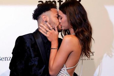 Ấn tượng với những màn khóa môi ngọt lịm của các sao