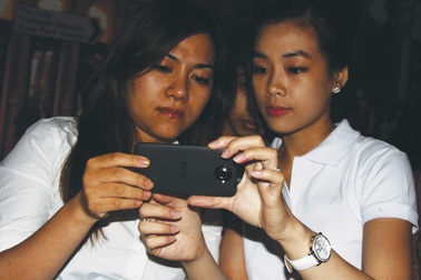 Đua nhau hạ giá điện thoại di động