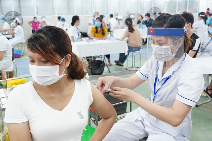 Hàng nghìn công nhân khu công nghiệp Quang Minh được tiêm vaccine Covid-19 - Ảnh 23.