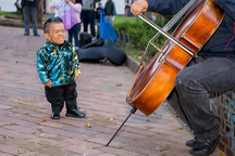 Người đàn ông được công nhận lùn nhất thế giới lần thứ hai trong đời