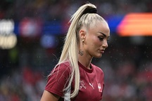 Nữ cầu thủ quyến rũ nhất thế giới nhận đãi ngộ đặc biệt ở tuyển Thụy Sĩ