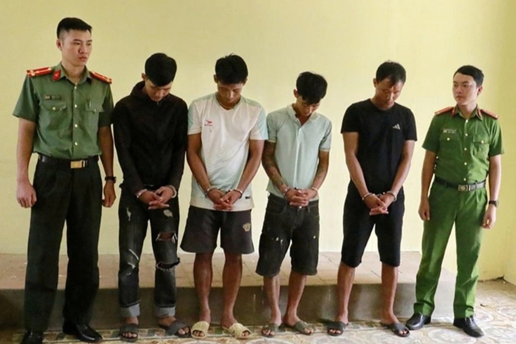 Ba anh em ruột trộm tài sản của những nhà dân phải chạy lũ - 1 Ba anh em ruột trộm tài sản của những nhà dân phải chạy lũ - 1