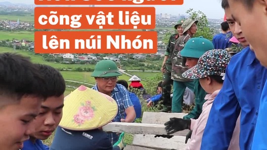 Hàng trăm người cõng 2.000 tấm bê tông lên núi “khắc” dòng chữ về Bác Hồ