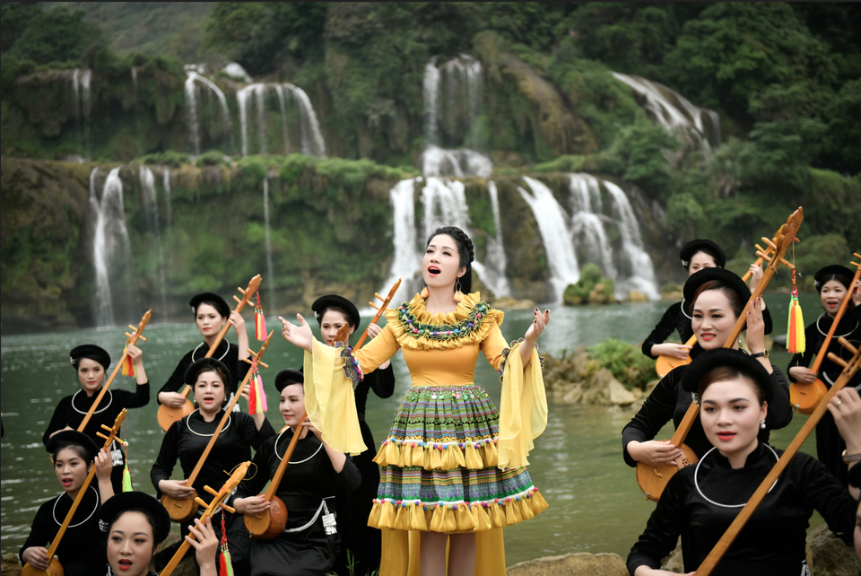 Sao Mai Phương Nga ra mắt album mừng sinh nhật Bác - 2 Sao Mai Phương Nga ra mắt album mừng sinh nhật Bác - 2