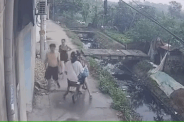Hai cô gái lao xuống mương nước bẩn vì lỗi không hiếm gặp ở người đi xe máy