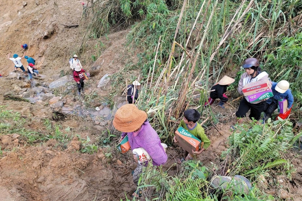 Hơn 100 người mở đường mòn, gùi hàng tiếp tế cho 1.700 nhân khẩu bị cô lập - 3 Hơn 100 người mở đường mòn, gùi hàng tiếp tế cho 1.700 nhân khẩu bị cô lập - 3