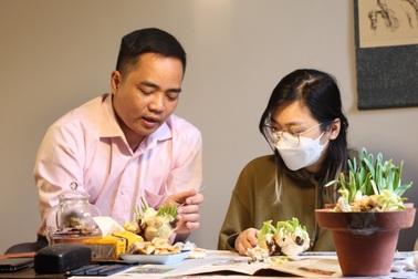 Chi tiền triệu khám phá thú chơi "đĩa ngọc, chén vàng" dịp Tết ở Hà Nội