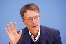 Cụ bà 75 tuổi bị nghi âm mưu bắt cóc Bộ trưởng Y tế Đức