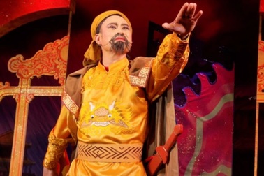 Nghệ sĩ mặc trang phục nặng 8kg diễn cải lương ở sân khấu chật chội và nóng